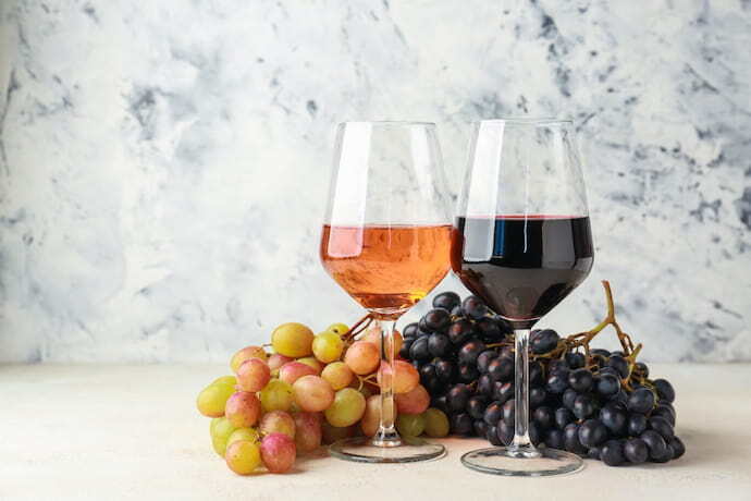 Duas taças de vinho e uva