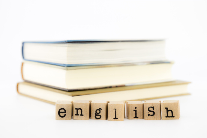 Livros ao fundo e a palavra "english" em foco