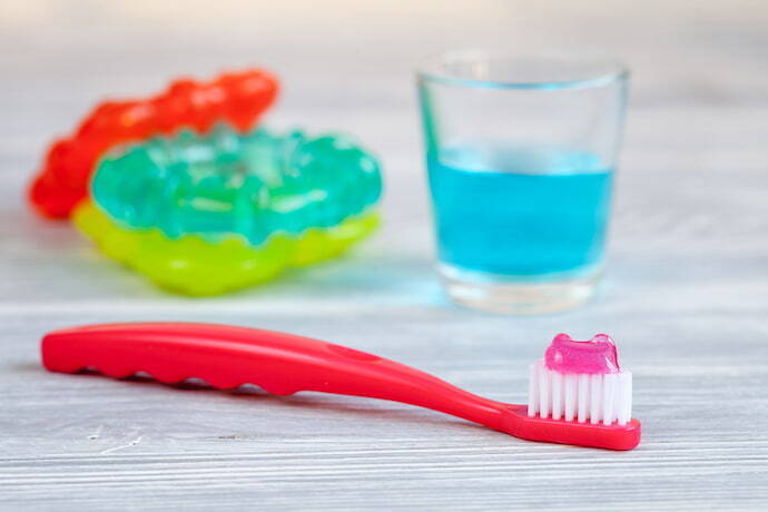 pasta de dente com escova
