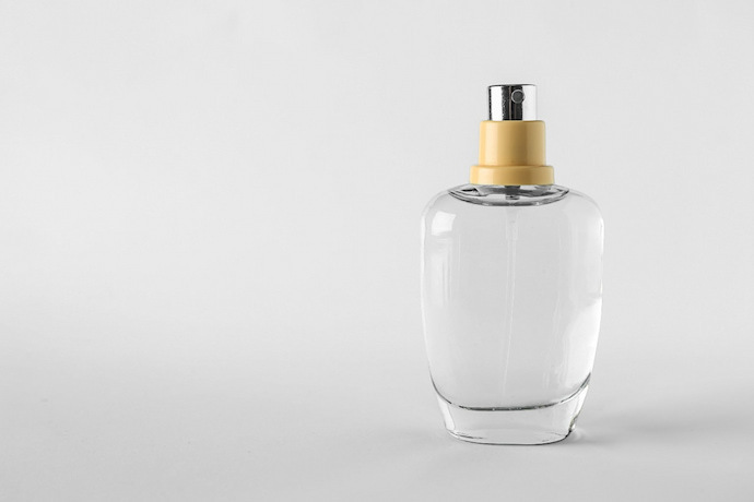 Perfume em frasco transparente e fundo branco
