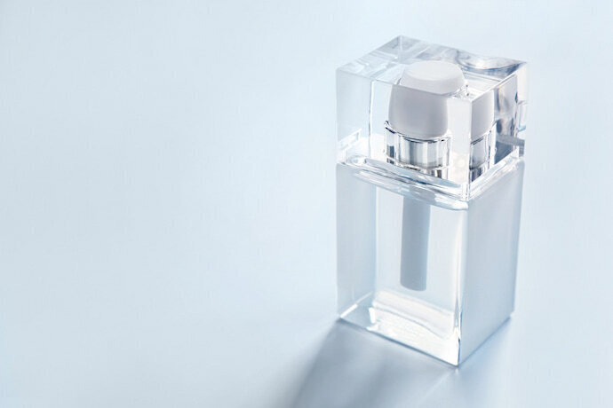 Frasco de perfume feminino moderno em fundo branco