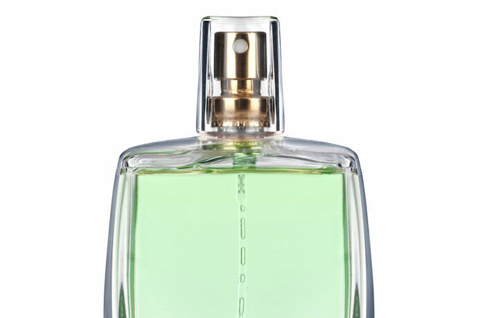 Perfume verde em fundo branco