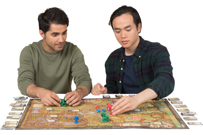 Dois homens jogando um jogo de tabuleiro do tipo épico