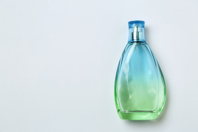 Perfume em frasco verde e azul