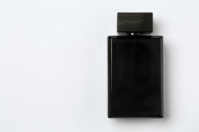Perfume em frasco preto e fundo branco