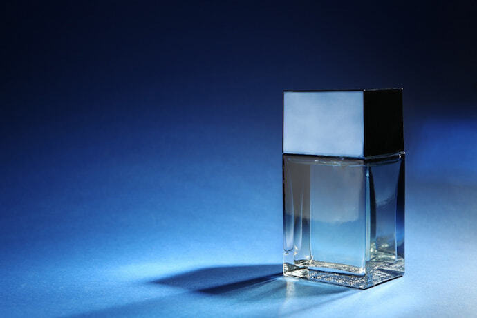 Frascos de perfume masculino moderno em fundo azul