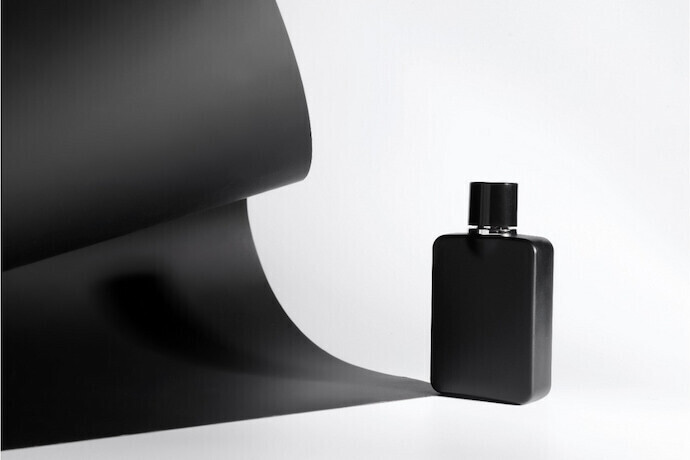 Perfume em frasco preto