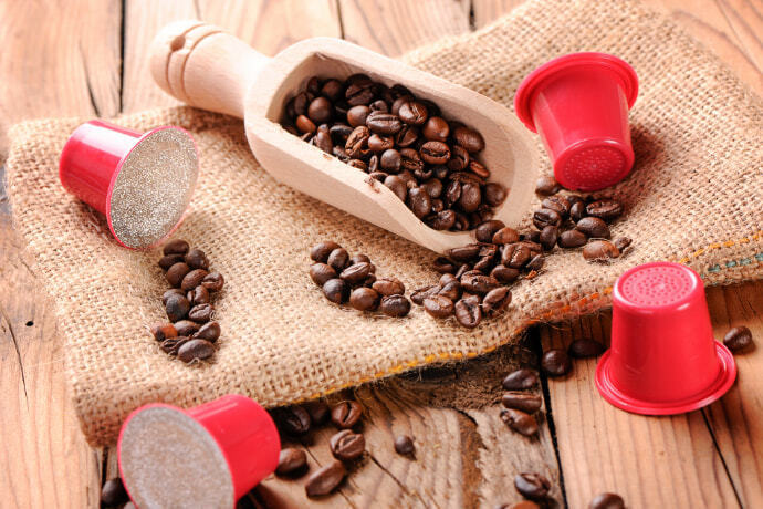 Cápsulas vermelhas e grãos de café