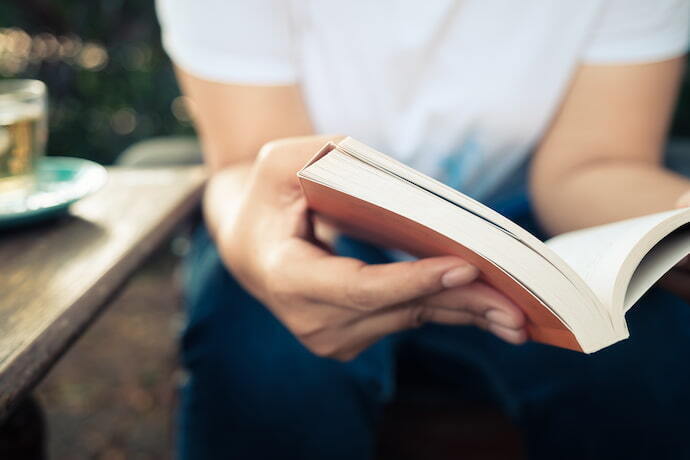 Homem lendo livro ao ar livre