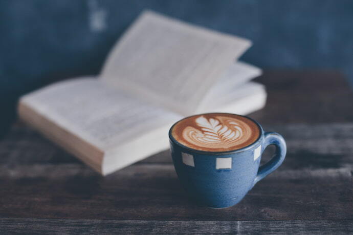 Livro e café
