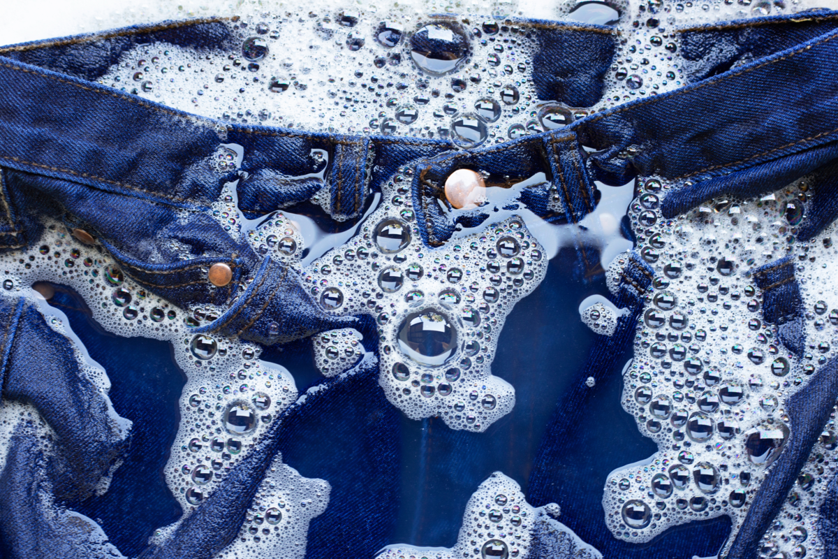 Lavagem de jeans em água fria