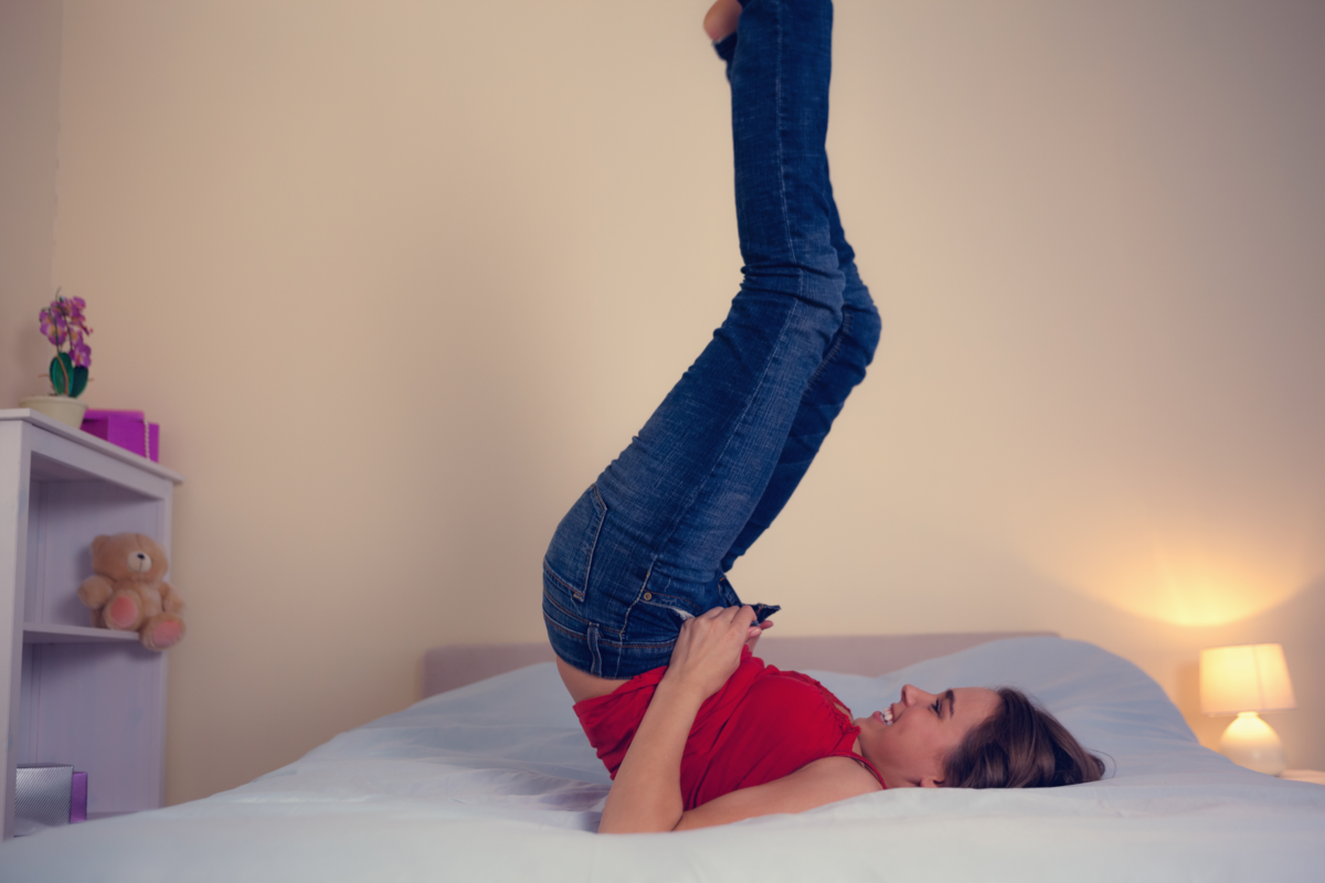 Mulher laceando jeans esticando