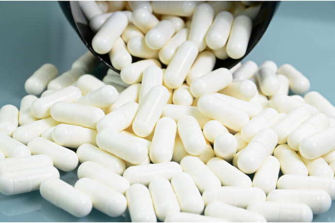 Glutamina em capsulas brancas
