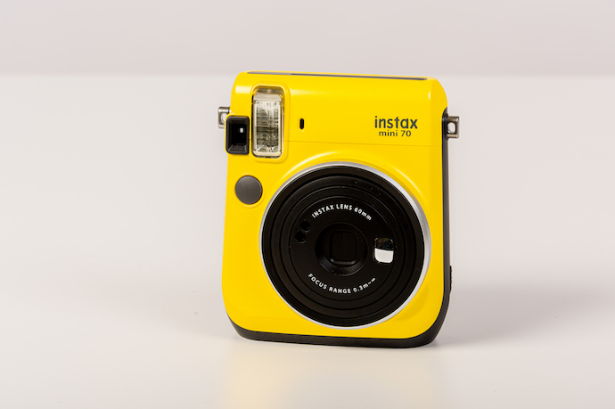 Câmera instantânea amarela em foco