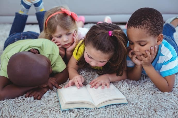 Crianças lendo livro