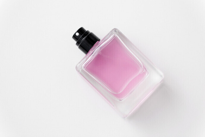 Frasco de perfume rosa