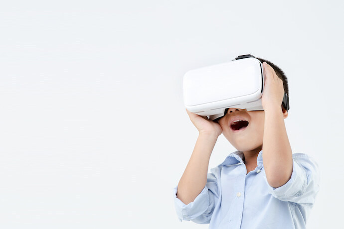 Criança usando óculos VR