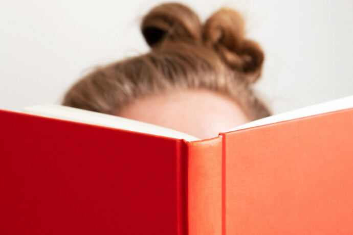 Uma mulher lendo um livro vermelho