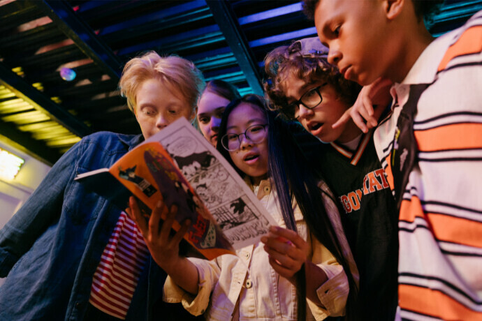 Um grupo de pessoas lendo uma HQ