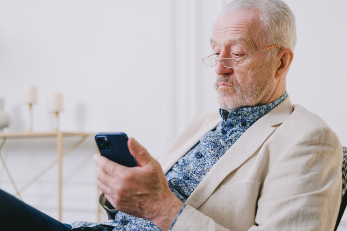 Homem idoso mexendo no celular