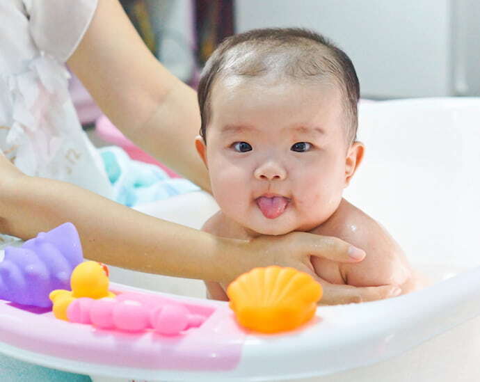 Bebê tomando banho