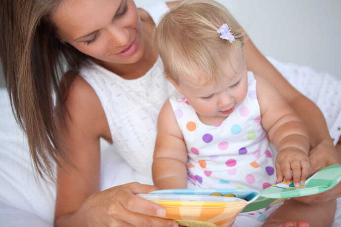 Bebê, mãe e livro