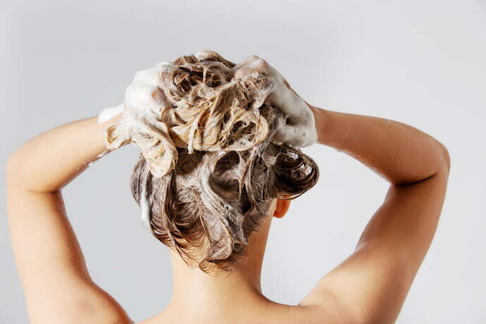 Mulher lavando cabelo