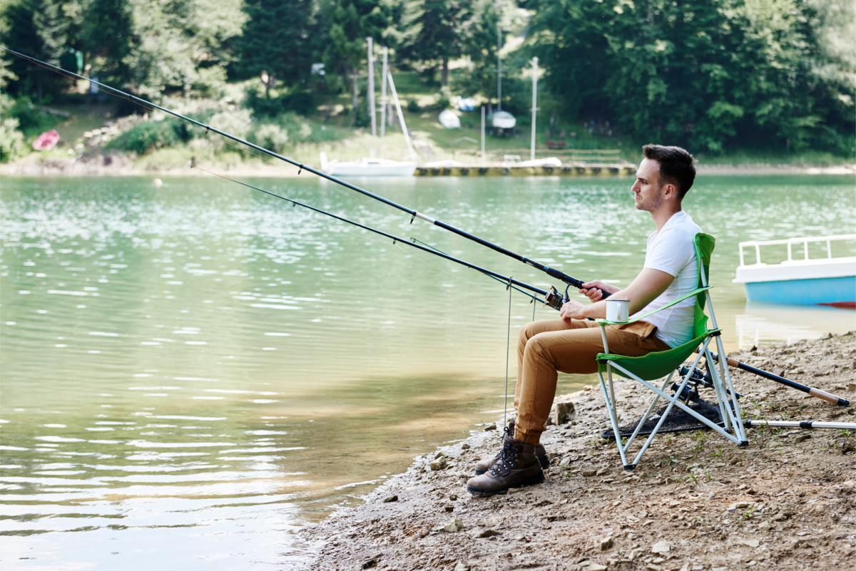 Rapaz pescando sentado