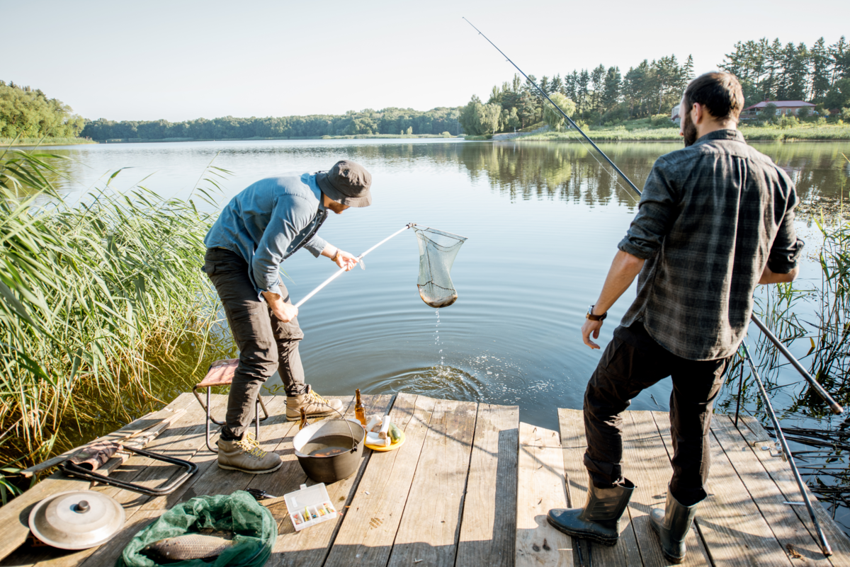 Homens pescando em lagos