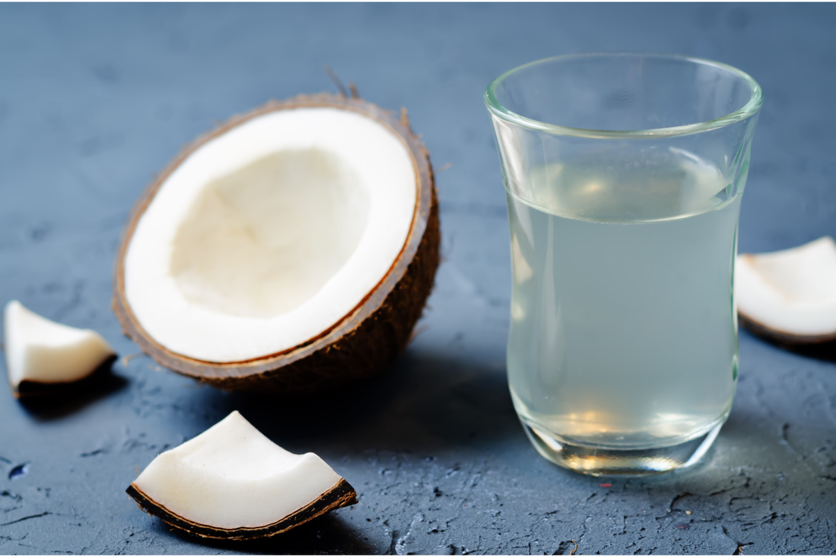 Coco e copo de água de coco