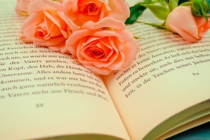 Um livro aberto e flores