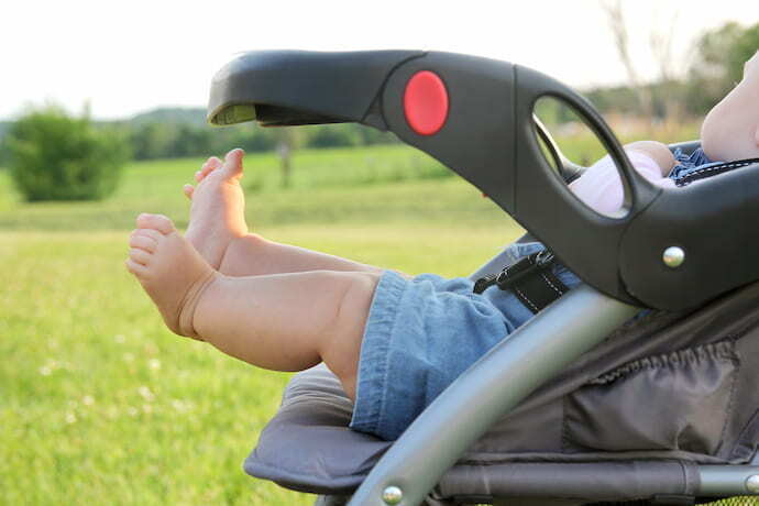 Bebê no carrinho de bebê ao ar livre