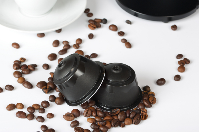 Cápsulas de café e grãos de café