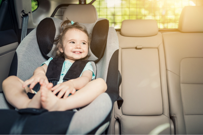 Bebê sentado em uma cadeira para auto
