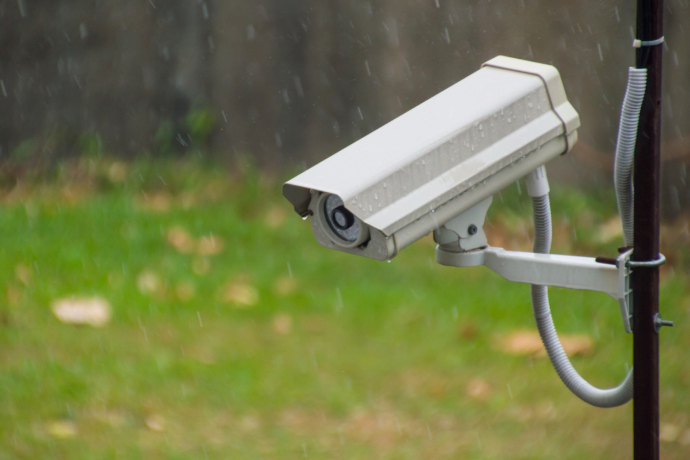 Câmera de segurança ao ar livre durante a chuva