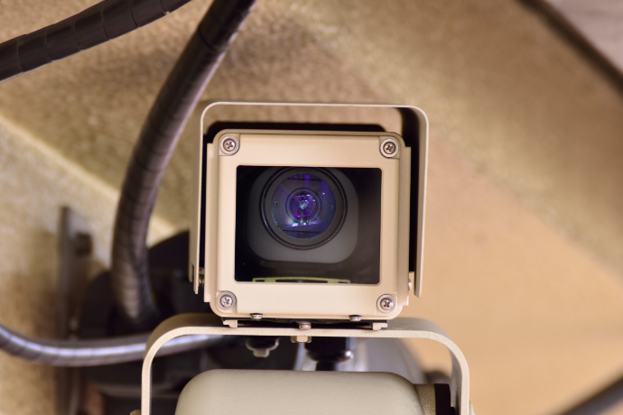 Câmera de segurança com a lente em foco