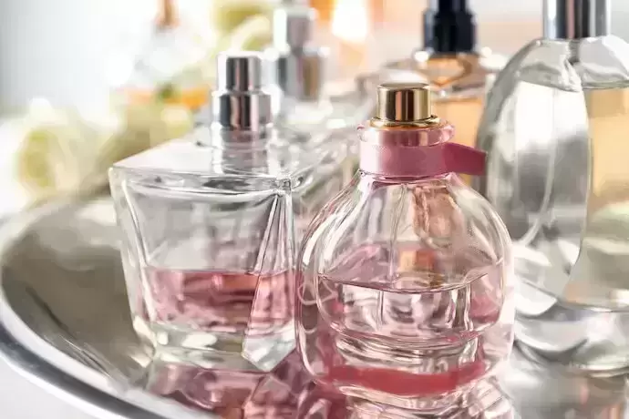 Dois frascos de perfume
