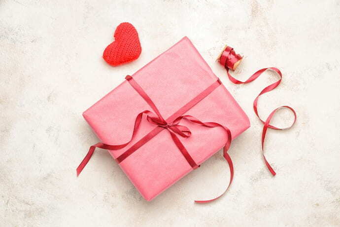 Uma caixa de presente com coração