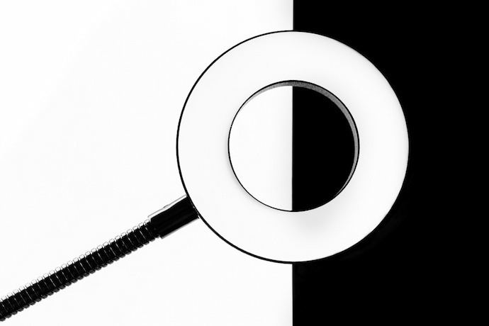 ring light em fundo preto e branco