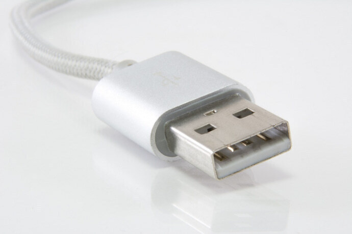 Um cabo USB