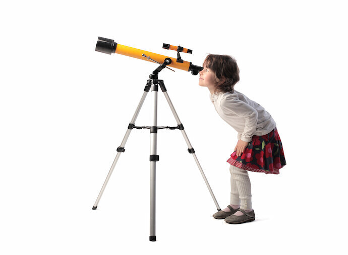 Menina olhando pelo Telescópio