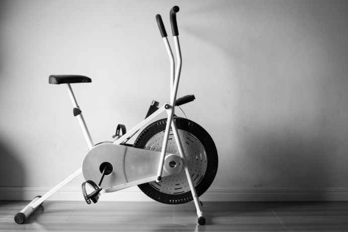 Bicicleta ergométrica em foco