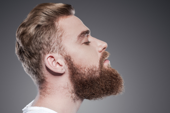 Homem com barba volumosa