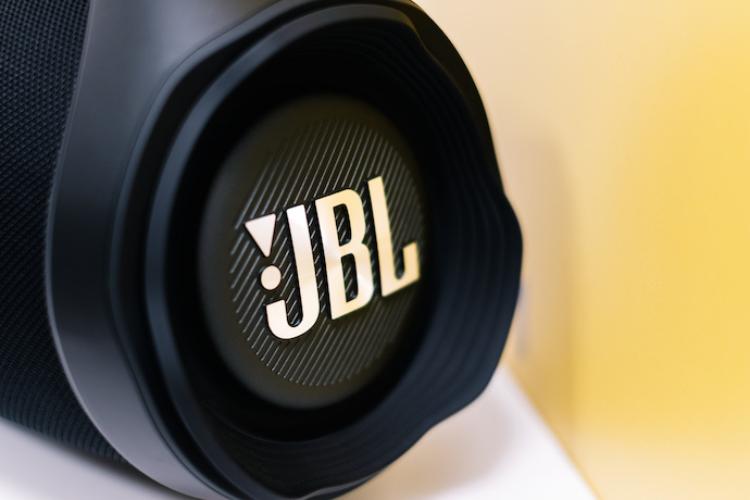 Caixa de som JBL em foco