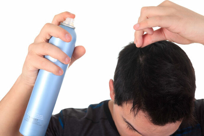 Homem passando fixador no cabelo