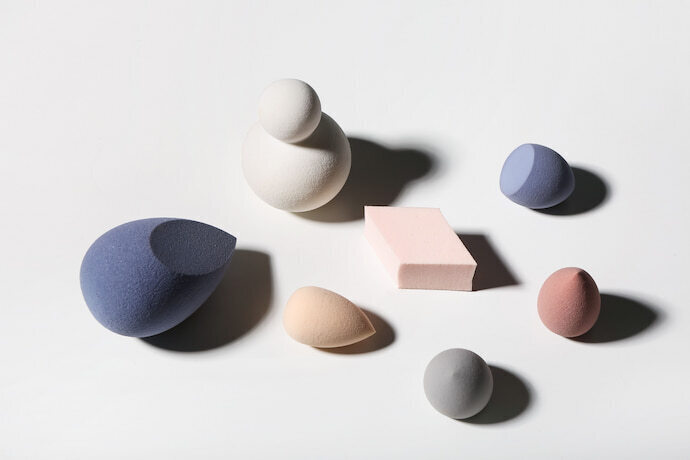 sete esponjas com formatos e cores diferentes 