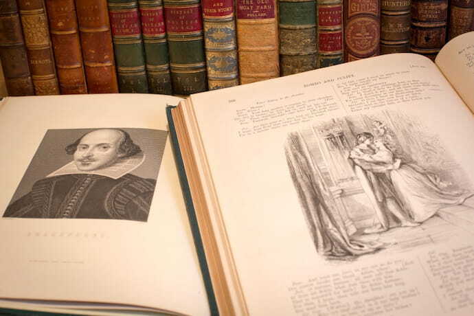 livros de William Shakespeare com gravuras