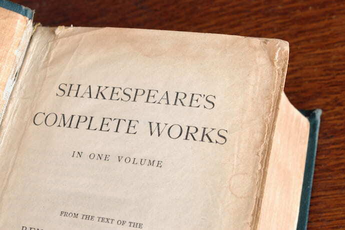 Papel com título escrito Shakespeare