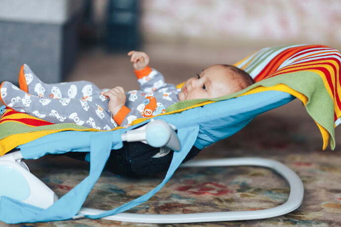 Bebê na cadeira de descanso