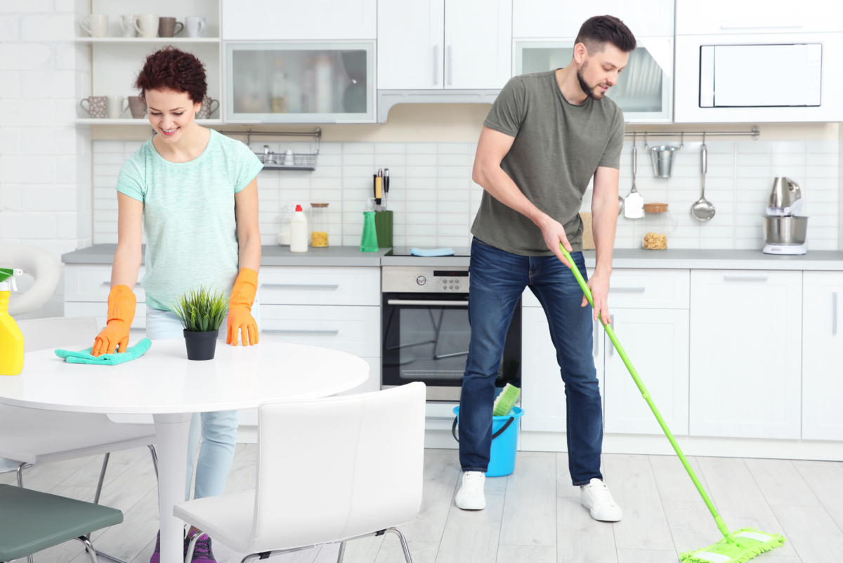 Casal limpando a casa